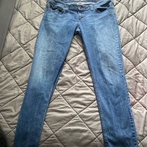 LEVI’S DEMI CURVE.